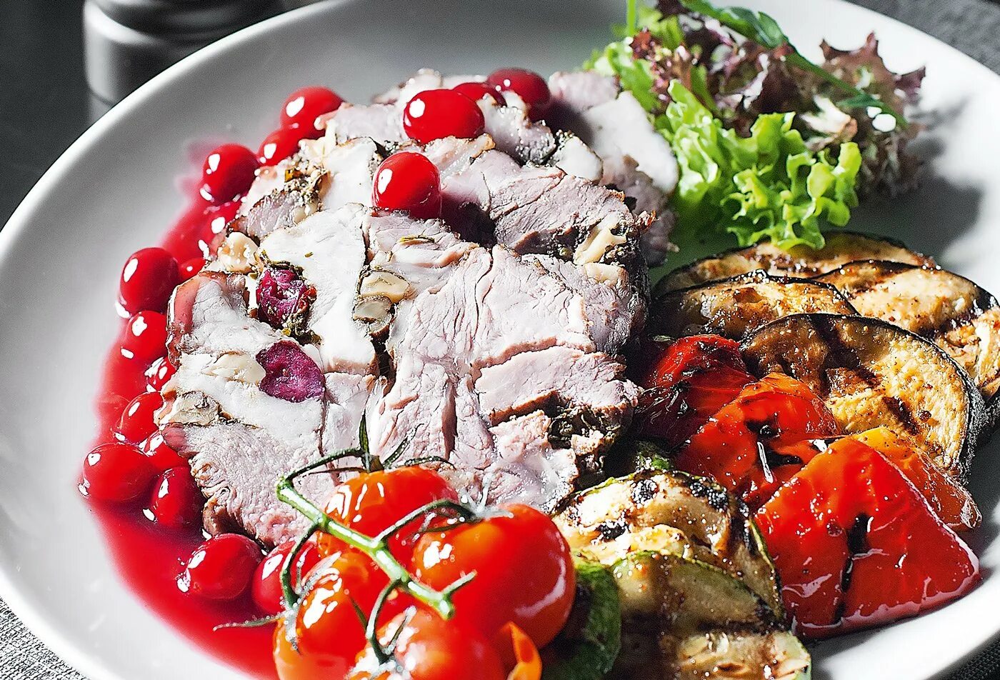 Блюда русской кухни. Испанские мясные блюда. Китайская еда мясная. Буглама азербайджанская. Баранина запеченная красиво.