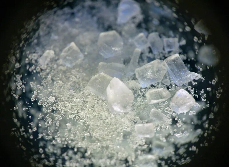 Соли ое. Соли. Кристаллы соли. Кристаллики натуральной соли. Минеральные соли в природе.