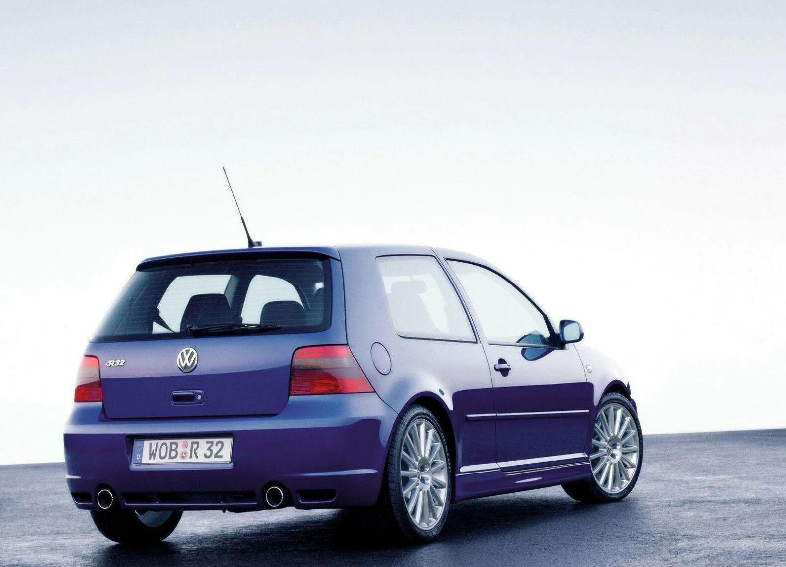 Гольф машина купить. Фольксваген гольф 4 2004. Фольксваген Golf 4. Golf 4 r32. VW Golf 4 r32.