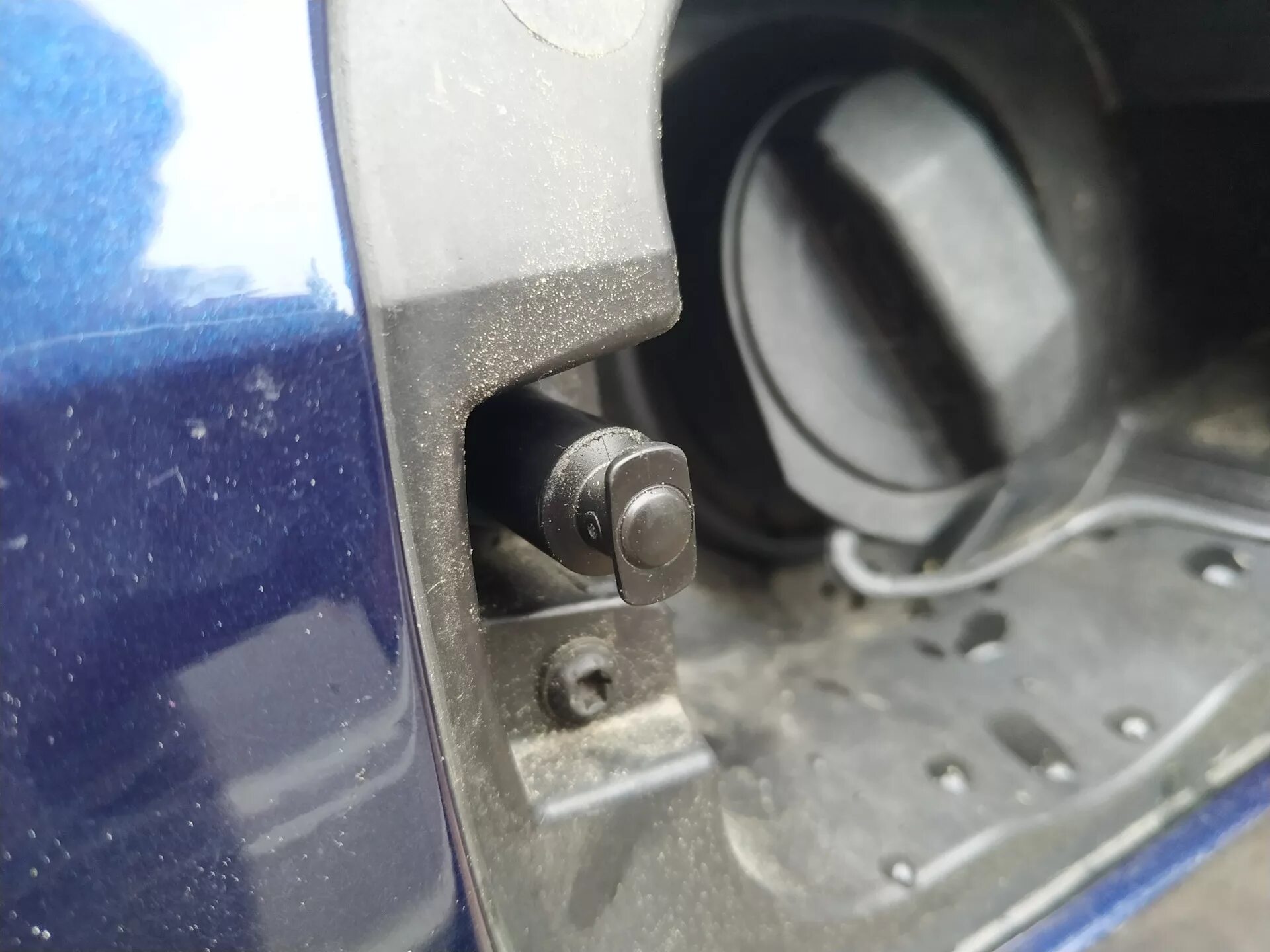 Аварийное открытие лючка бензобака фольксваген джетта. Активатор лючка бензобака поло седан. Polo volkswagen 2021 лючок бензобака. Поло не открывается лючок. Поло не открывается лючок.