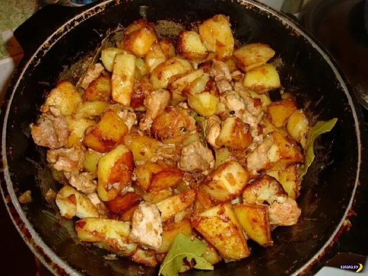 Жареная картошка мясом свинины. Жареная картошка со свининой. Свинина с картошкой на сковороде тушеная. Жареная картошка с мясом в духовке. Тушёная картошка со свининой.