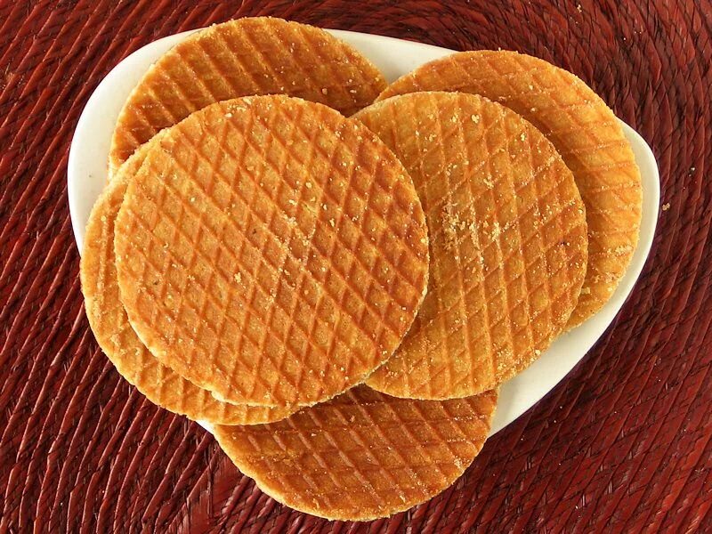 Вафли с печенью. Вафли Stroopwafels. Stroopwafels голландские вафли. Стропвафли Нидерланды. Голландские вафли «Stroopwafels» в Нидерландах.