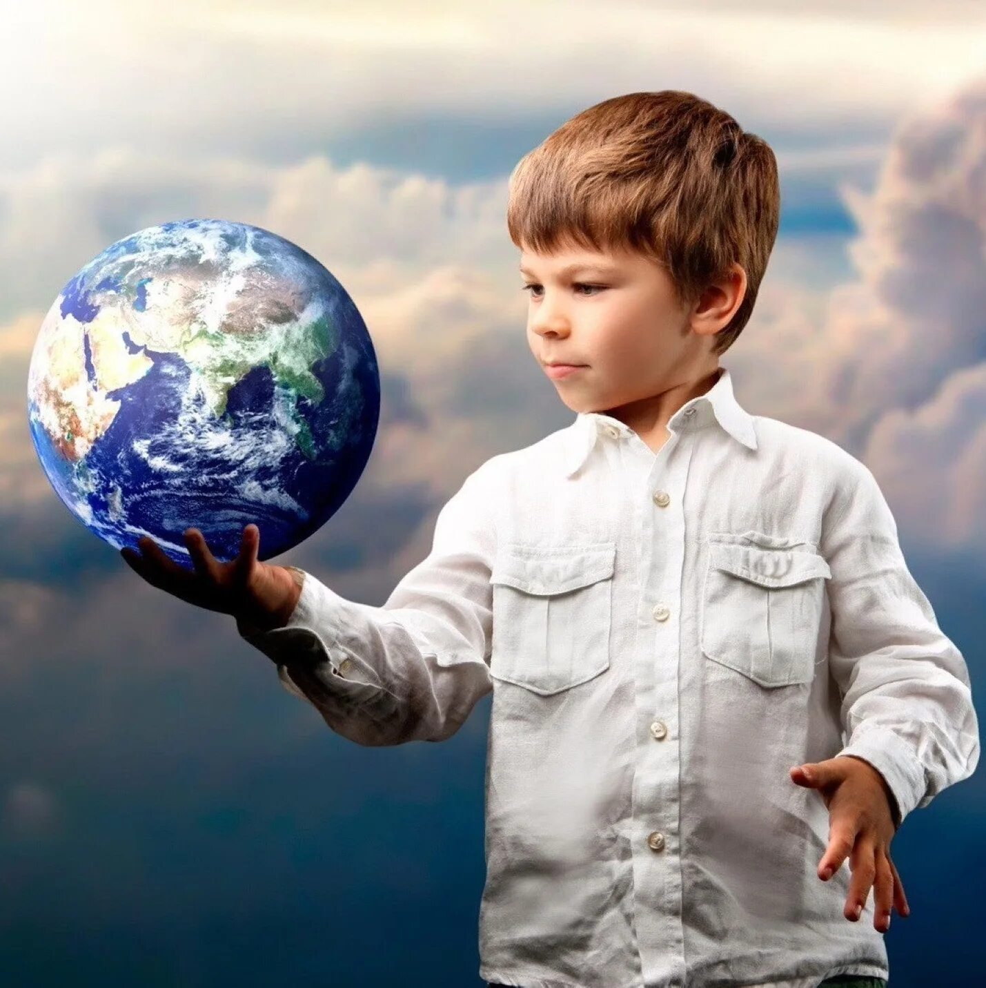 Планета земля для детей. Мальчик с глобусом. Ребенок познает мир. Дети будущее.