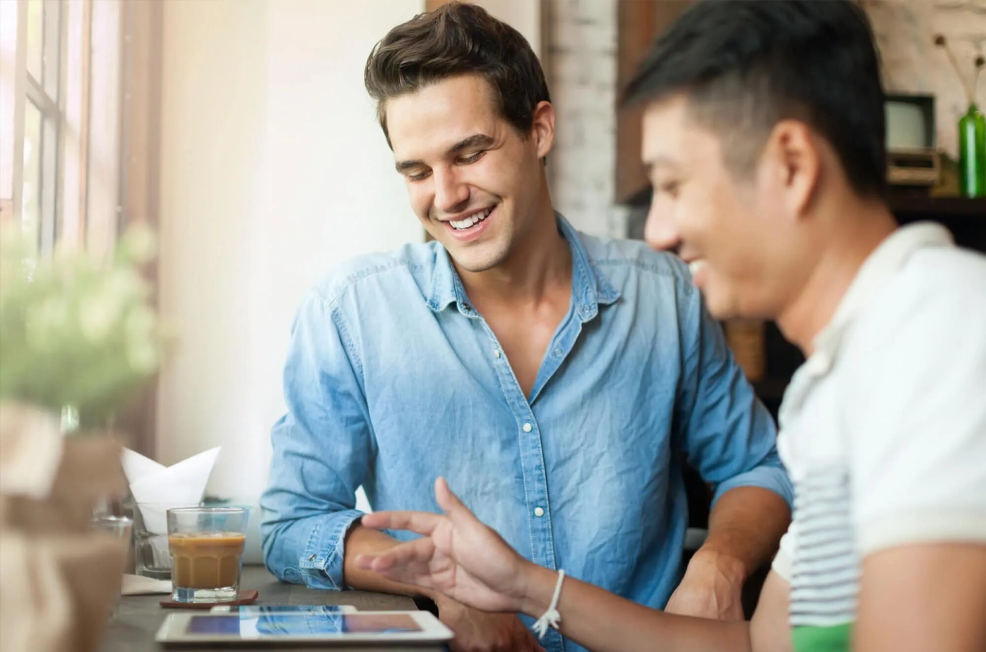 Разговор двух мужчин. Два друга смеются. Два парня общаются. Два друга сидят. Два человека общаются.