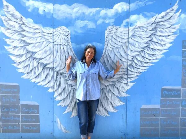 У доброй славы большие крылья. Баннер с крыльями. Крылья ангела на стене. Крылья ангела граффити. Баннер для фотозоны Крылья.