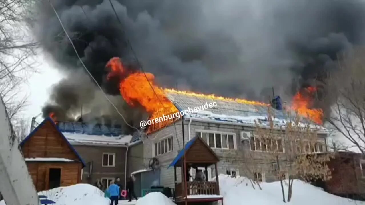 Горит парк. Пожар в парке. экстрим парк сауна оренбург. пожар в бане. сауна горит.