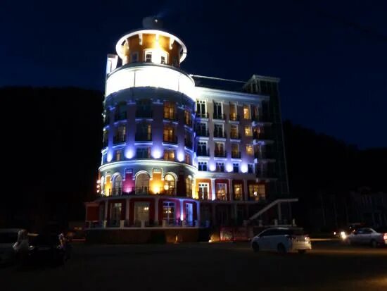 Вьюга листвянка. Гостиница маяк листвянка. Гостиница маяк листвянка. Байкал озеро листвянка зимой. Листвянка гостиница маяк ночью.