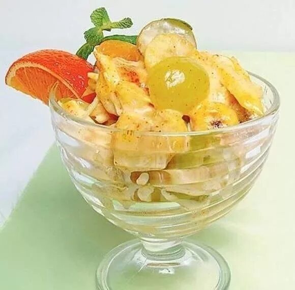 Салат коктейль с курицей и фруктами