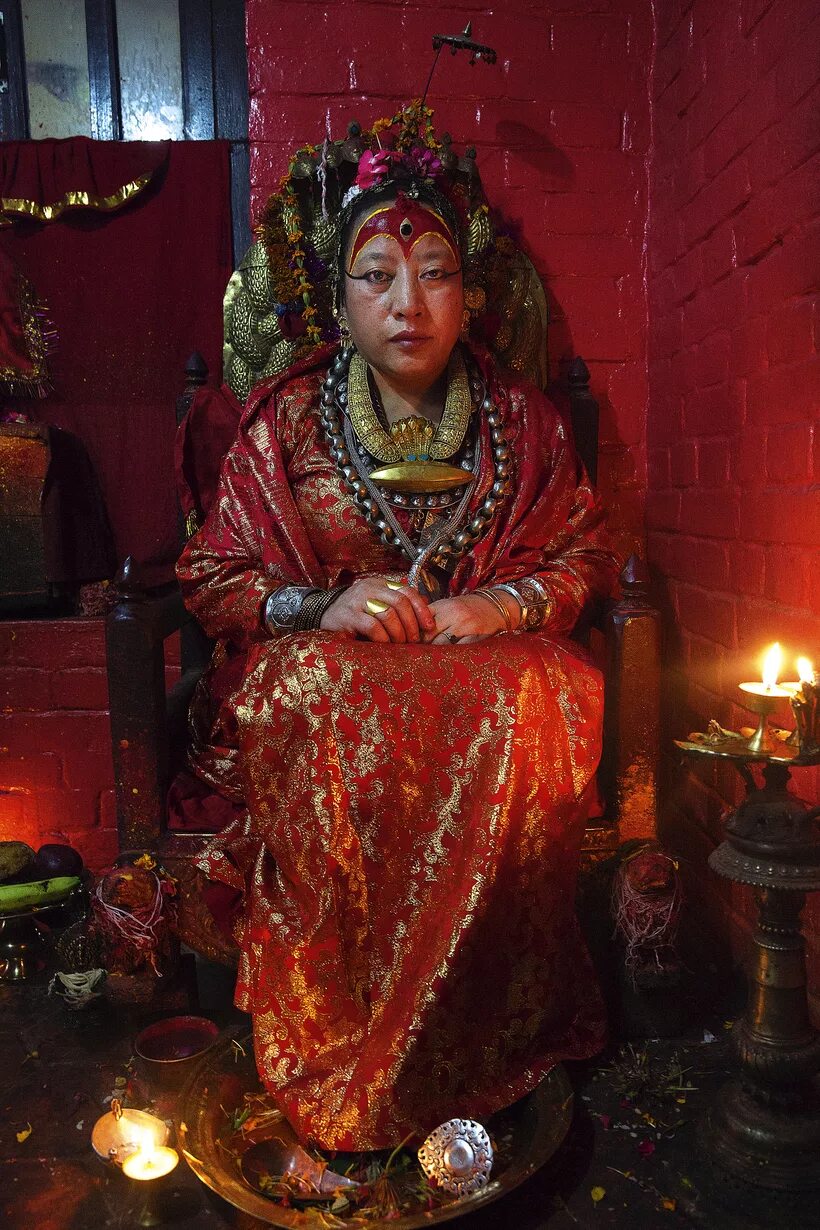 Принцесса непала. Кумари богиня Непала. Живая богиня Кумари. Принцесса Кумари Непал. Кумари Богини индуизма.