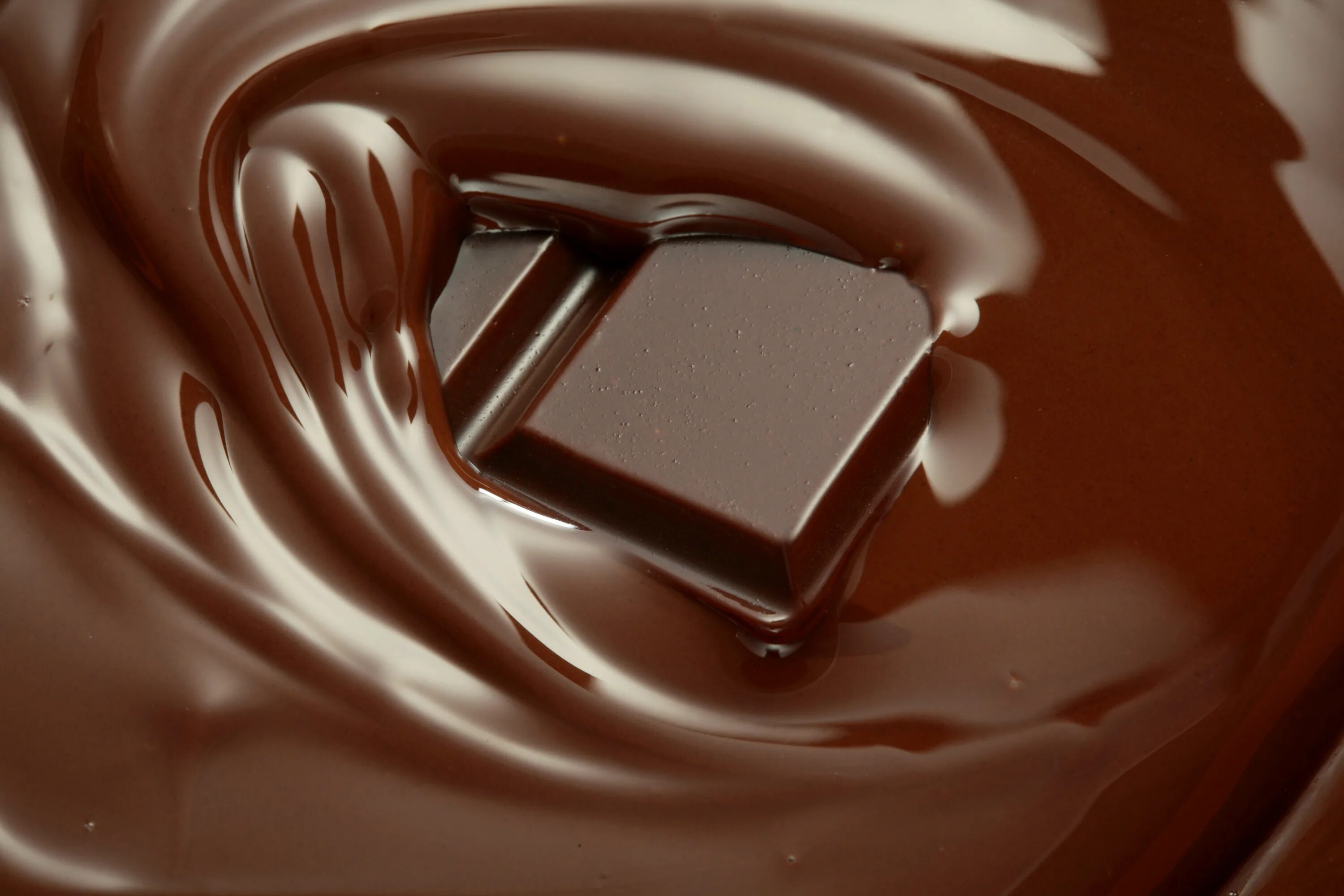 Шоколад стекло. Плавленный шоколад. Жидкий шоколад. Растопленный шоколад. Шоколадный фон.