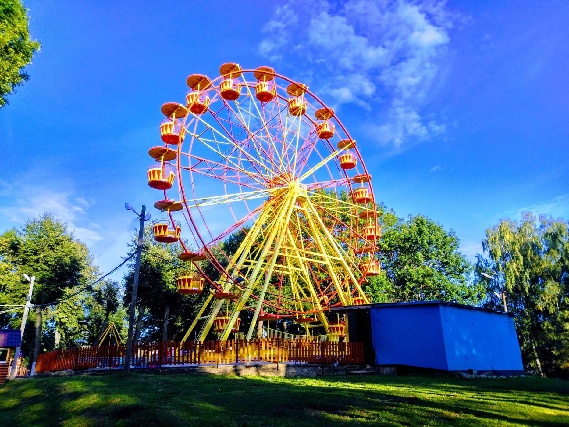 Парки аттракционов. Аттракционы сквер. Six flags magic mountain лос-анджелес. В парке аттракционов. Аттракционы сквер.
