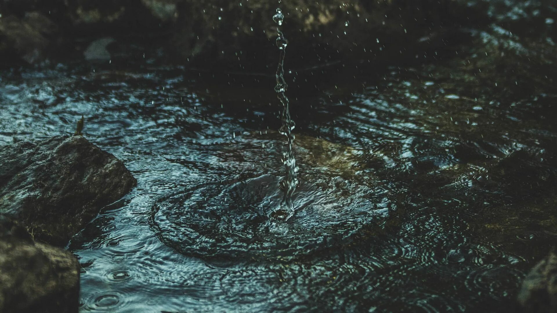 Вода 4 быстро. Темная вода озера. черная вода. брызги воды на озере. всплеск воды озеро.