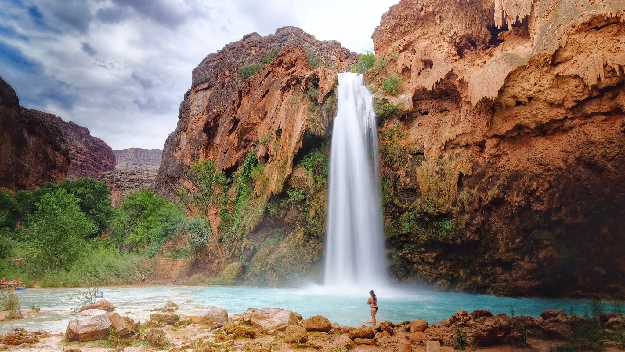 Пустыня водопад. Пустыня водопад. Гора киркьюфелл. Водопады шотландии. Аризонский водопад гранд-фолс.