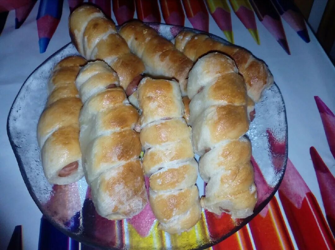 Как сделать сосиски в тесте на сковороде. Сосиска в тесте. вкусные сосиски в тесте. сосиски в тесте на сковороде из дрожжевого. сосиски в тесте в духовке из дрожжевого теста.