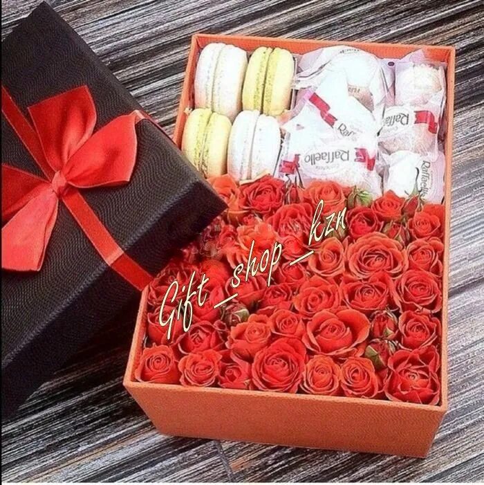 Подарок девушке коробочка. Подарок цветы и конфеты в коробке. подарочные коробки с конфетами для девушки. подарочные розы в коробке с конфетами. подарок в коробке для девушки.