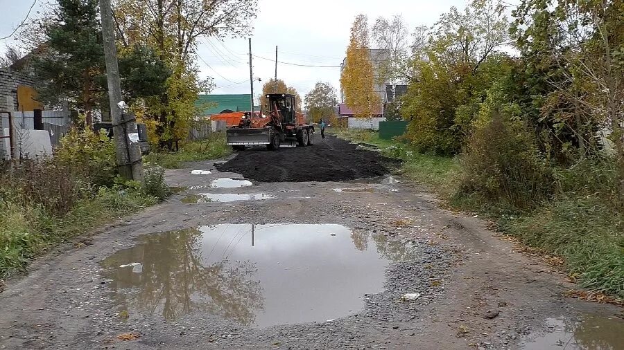 Дороги частного пользования. Асфальтовая крошка на Пожарского Ярославль. Рыбинский асфальтовый каток. Асфальтированный город Чусовой. Дорога в частном секторе.