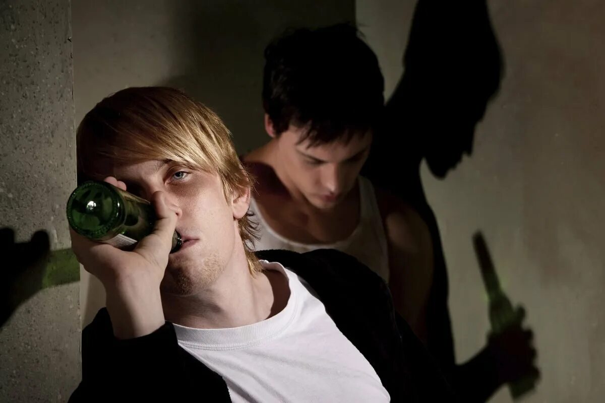 Портят молодую. Дурное влияние на подростка. Пьяные парни подростки.