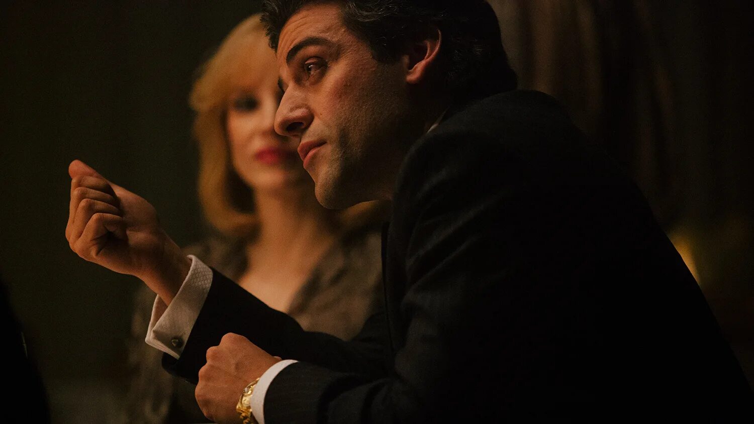 Оскар айзек честейн. Самый жестокий год (a most violent year) 2014. оскар айзек самый жестокий год. оскар айзек сцены из супружеской. оскар айзек и джессика честейн.