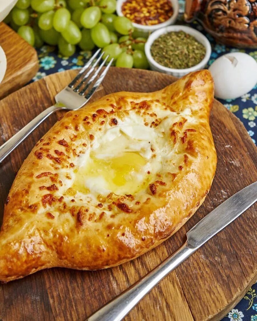 Как делается хачапури. Хачапури имерули. Хачапури мегрельский. Аджарские хачапури лодочка. Хачапури грузинский имеретинский.