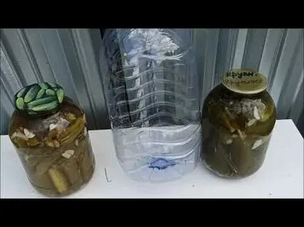 Огурцы в банке в холодильнике
