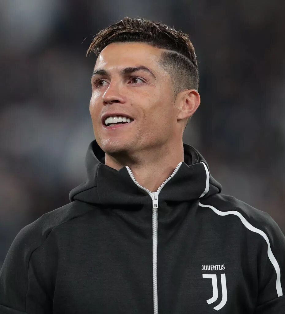 Причёска кристиано роналдо. Роналдо криштиану стрижки. Причёска криштиану роналдо 2015. Прическа криштиану. Причёска криштиану роналду 2020.