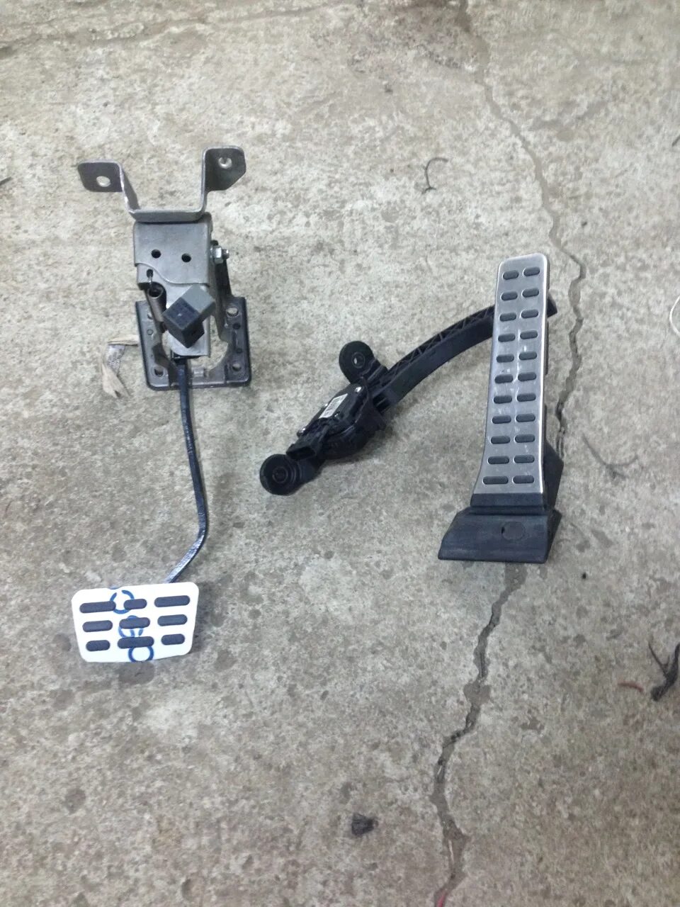 Две педали газа. Kia sorento 2017 педаль газа. Две педали газа. Две педали газа. Две педали газа.