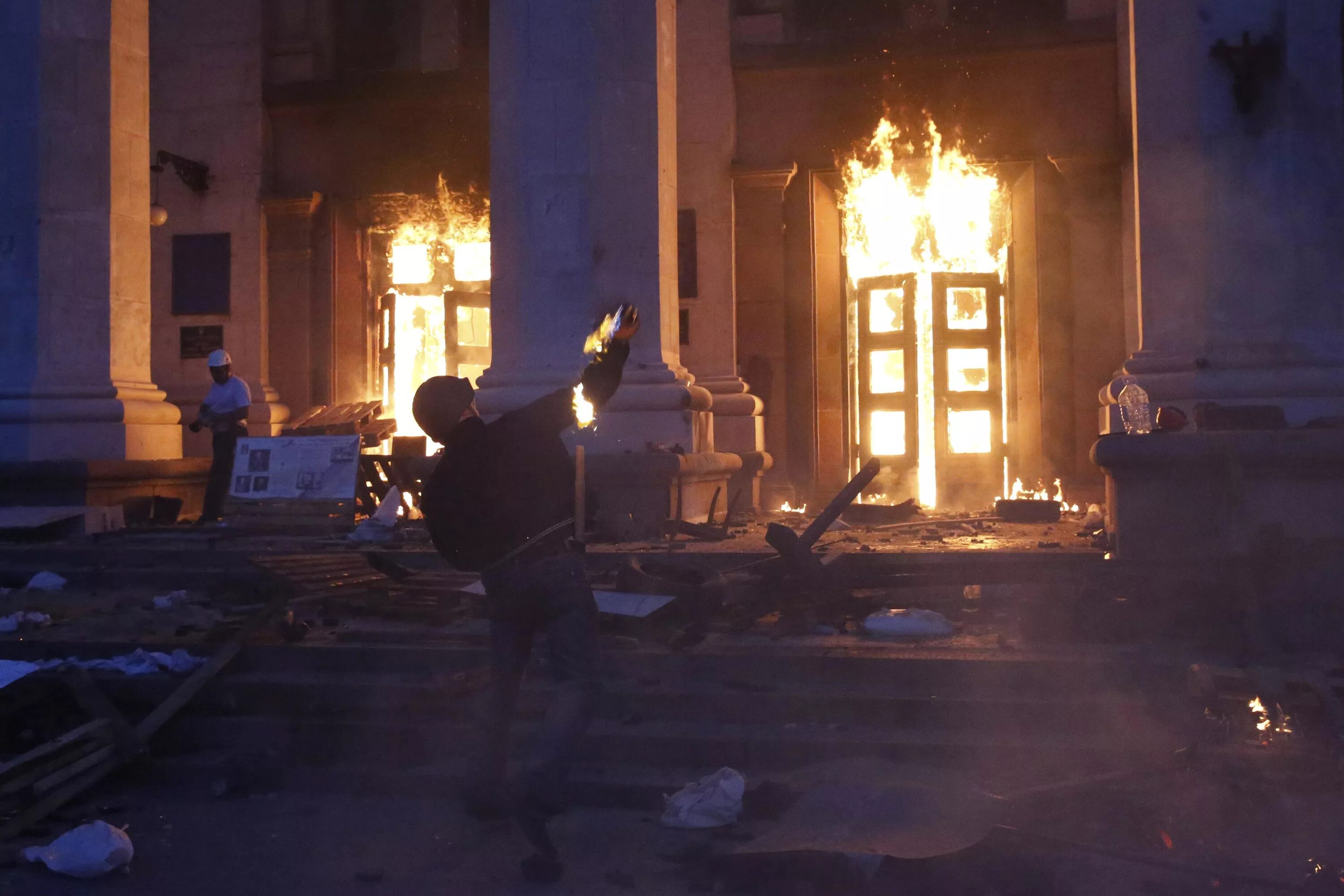 Поджог дом 2. Одесский дом профсоюзов 2 мая 2014. одесса май 2014 дом профсоюзов. одесса 2 мая дом профсоюзов. трагедия 2 мая в одессе доме профсоюзов.