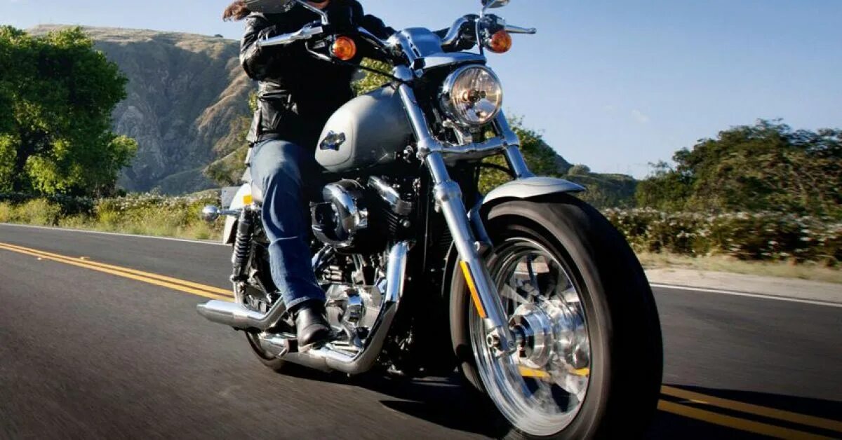 Мотоцикл для путешествий. Девушка на мотоцикле. Скутер на лето. Riding motorbikes. Женщина на мотоцикле.