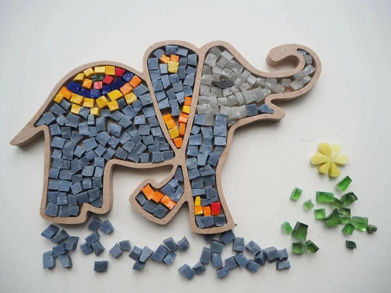 Техника мозаичного набора. Мастерская мозаики. Мозаичная мастерская. Формочки для мозаики из фанеры. Мозаика из камня набор для творчества.