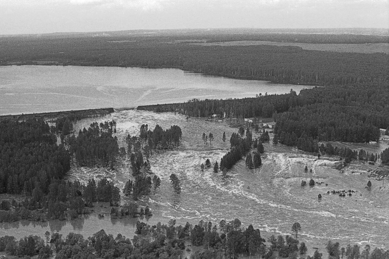 Прорыв плотины Киселевского водохранилища. Прорыв плотины Киселёвского водохранилища 1993 г. Прорыв плотины Киселевского водохранилища на реке каква. Прорыв плотины в Серове в 1993.