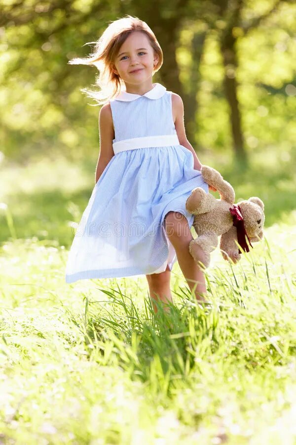 Маленькие девочки гуляют. Маленькие девочки в парке. Девочка и мальчик вместе гуляют. Маленькая девочка гуляет на улице. Маленькая девочка гуляет в школе.