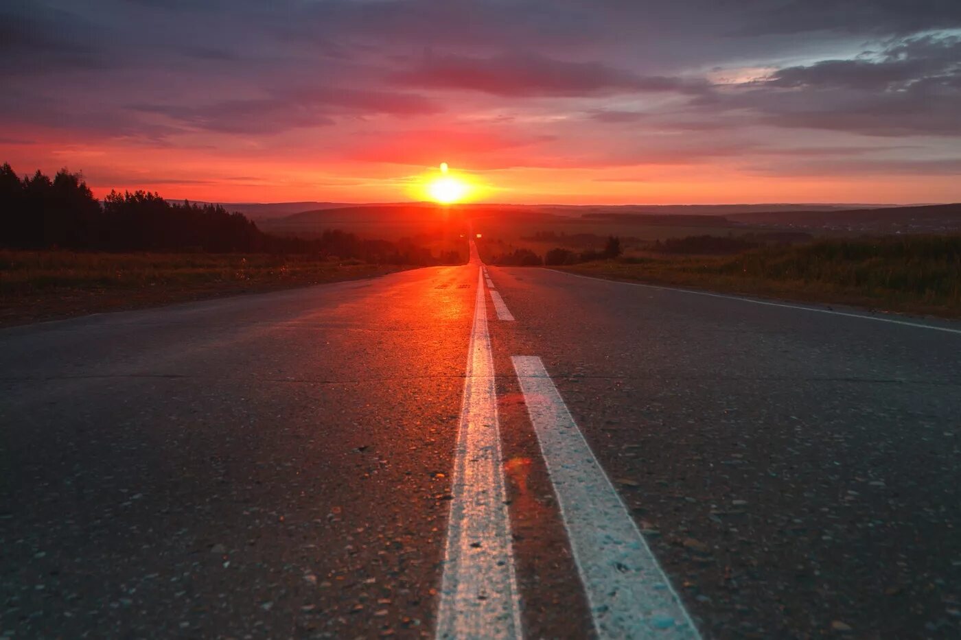 Блестящий вдали. Дорога закат. Красивый закат дорога. Закат на трассе. Дорога на рассвет.