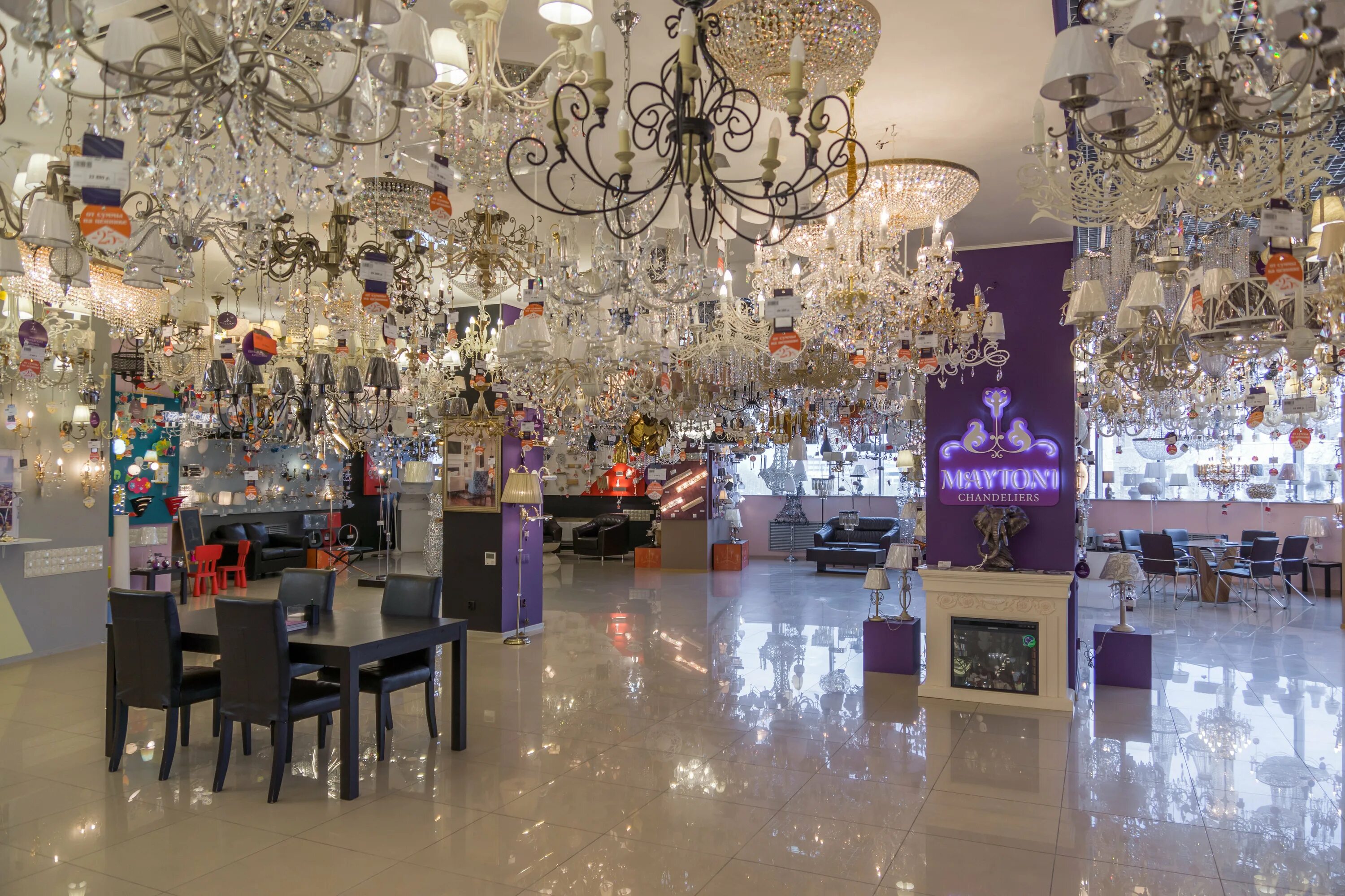 Магазин света регенбоген москва. Магазин светильников. Большие магазины света. Большие магазины света. Большие люстры для магазинов.