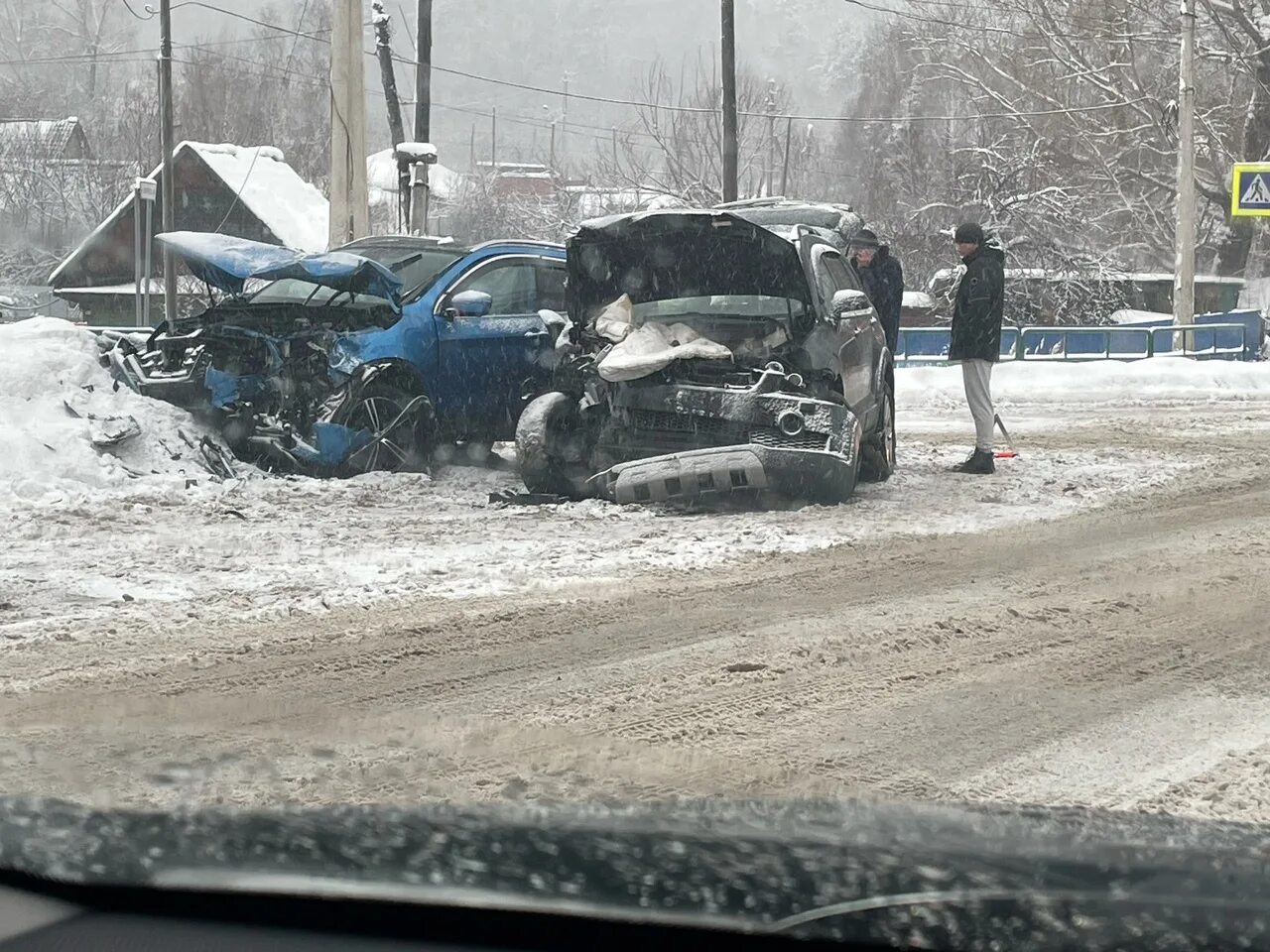 Страшная авария рено логан. Жесткие дтп 2023. Легковушка. Пенза дтп на улице кирова. Авария на трассе бишкиль варламово вчера.