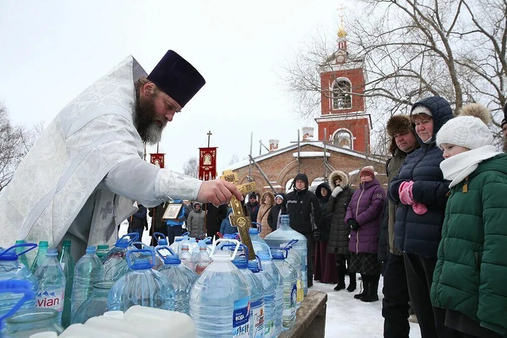 освящение воды в храме. чин великого освящения воды. освящение воды на крещение. крещение господне святая вода. крещение господне 2021.