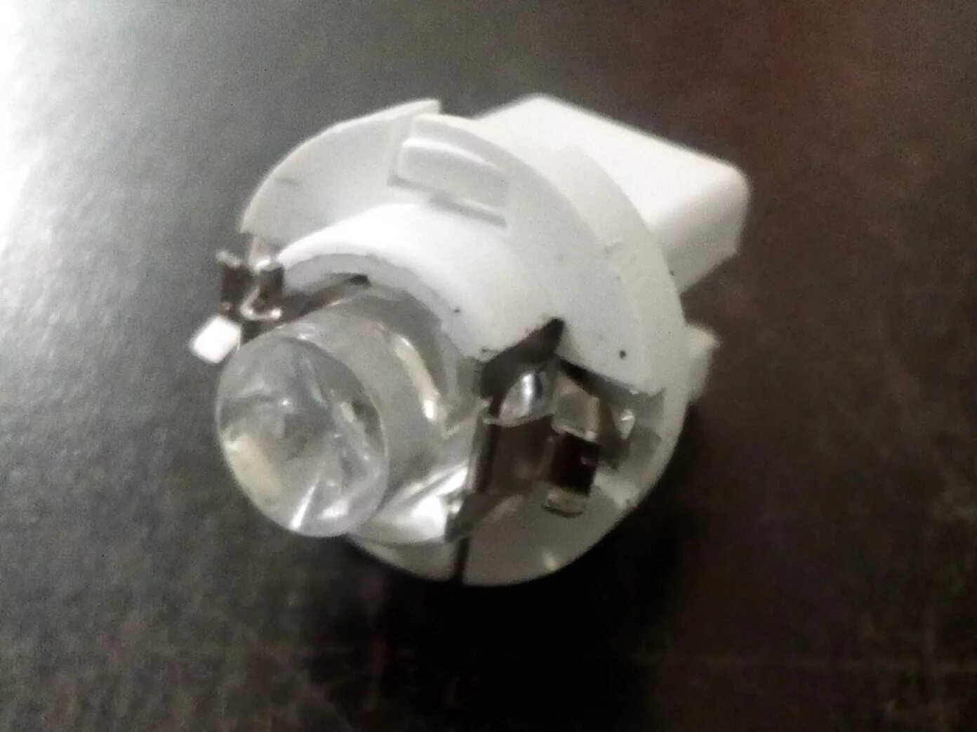 Патрон подсветки приборов лампы рено дастер. Лампа подсветки номера ларгус. Фонарь освещения номерного знака лада ларгус. Лампочка подсветки номера ларгус. Плафон освещения лада ларгус.