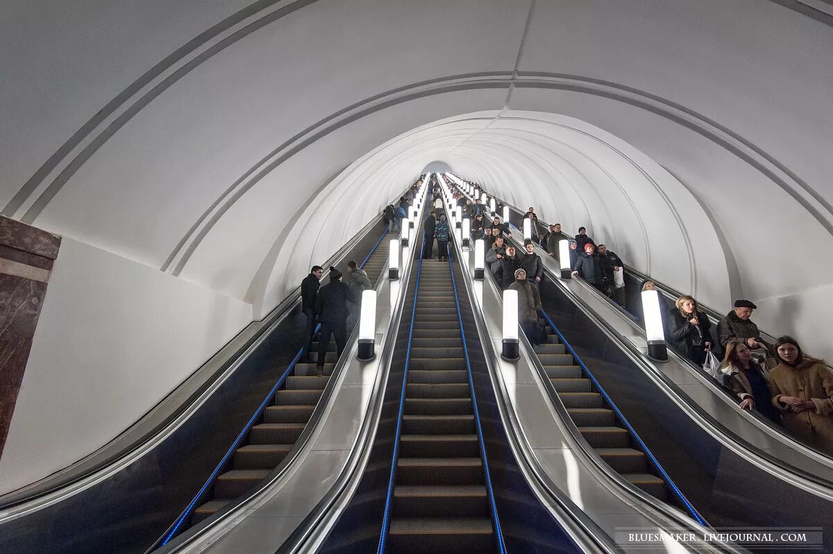 Глубина метрополитена. Эскалаторы Петербургского метрополитена. Адмиралтейская станция метро эскалатор. Станция метро Адмиралтейская Санкт-Петербург эскалатор. Питер станция метро Адмиралтейская эскалатор.