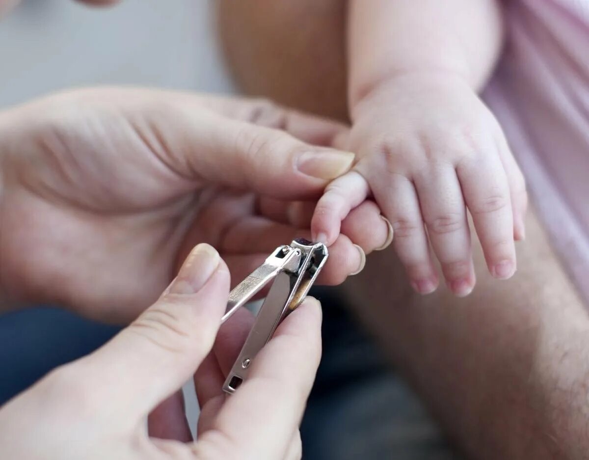 Стрижка ногтей детям. Подстригаем ногти малышу. Стричь ногти ребенку. Ребенок подстригает ногти. В благовещение можно стричь ногти