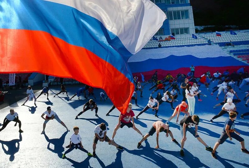 Спортивные флаги. Спортивный флаг России. Спортсмен с флагом. Спортсмены с флагом России. Мероприятие страна спортивная
