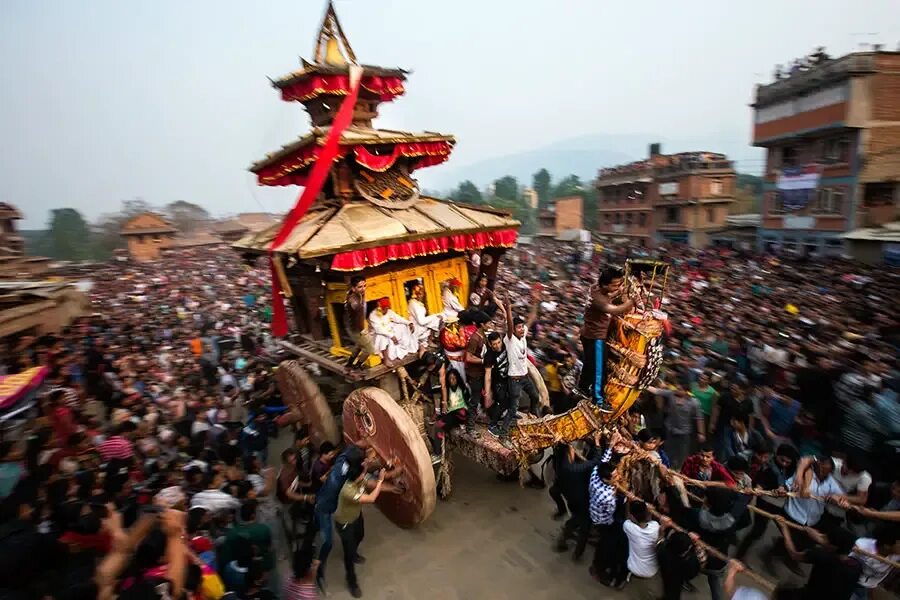 Бискет джатра. Непал индра джатра. bisket jatra nepal. бхактапур непал фестиваль.