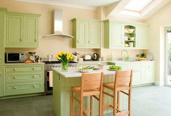Сочетание фисташкового цвета в интерьере кухни New This Week: 4 Refreshing Kitchens With Green Cabinets Green cabinets, Kitchen