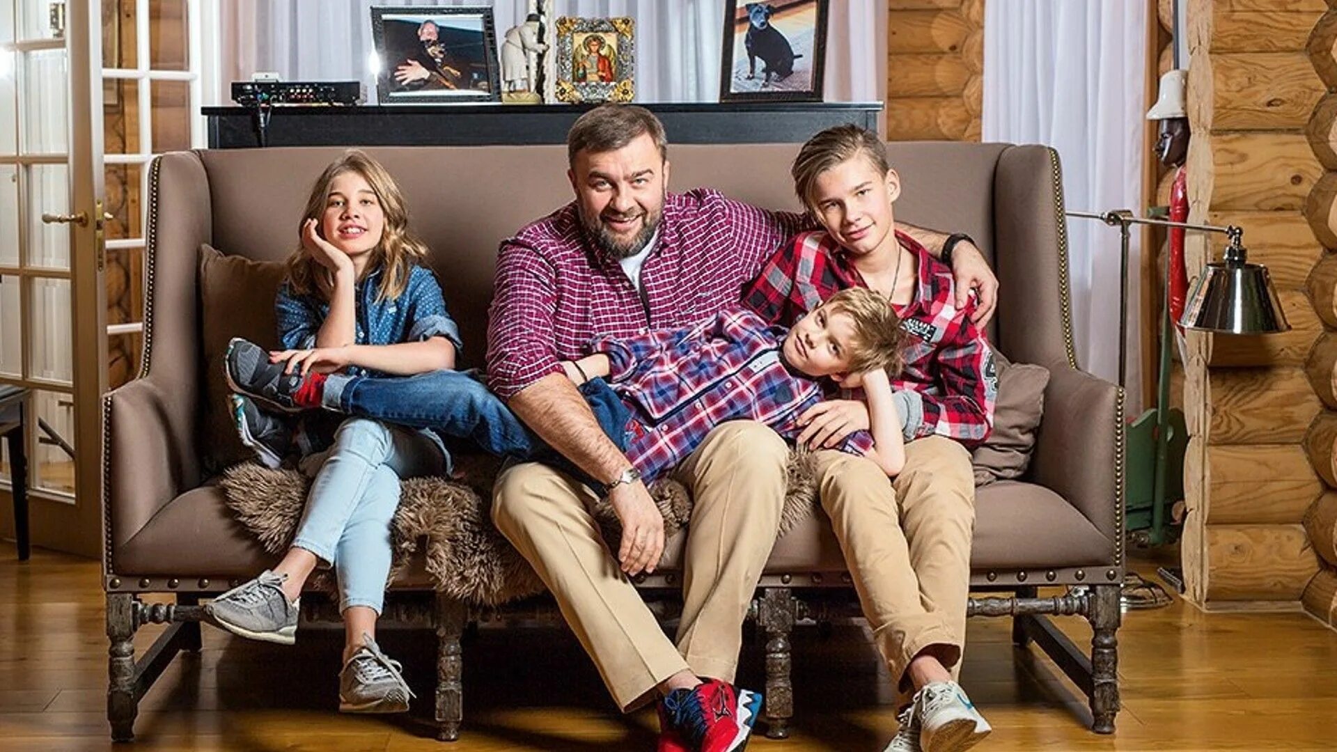 Пореченков биография дети. Семья михаила пореченкова. михаил пореченков дети. михаил пореченков и его дети. михаил пореченков с женой и детьми.