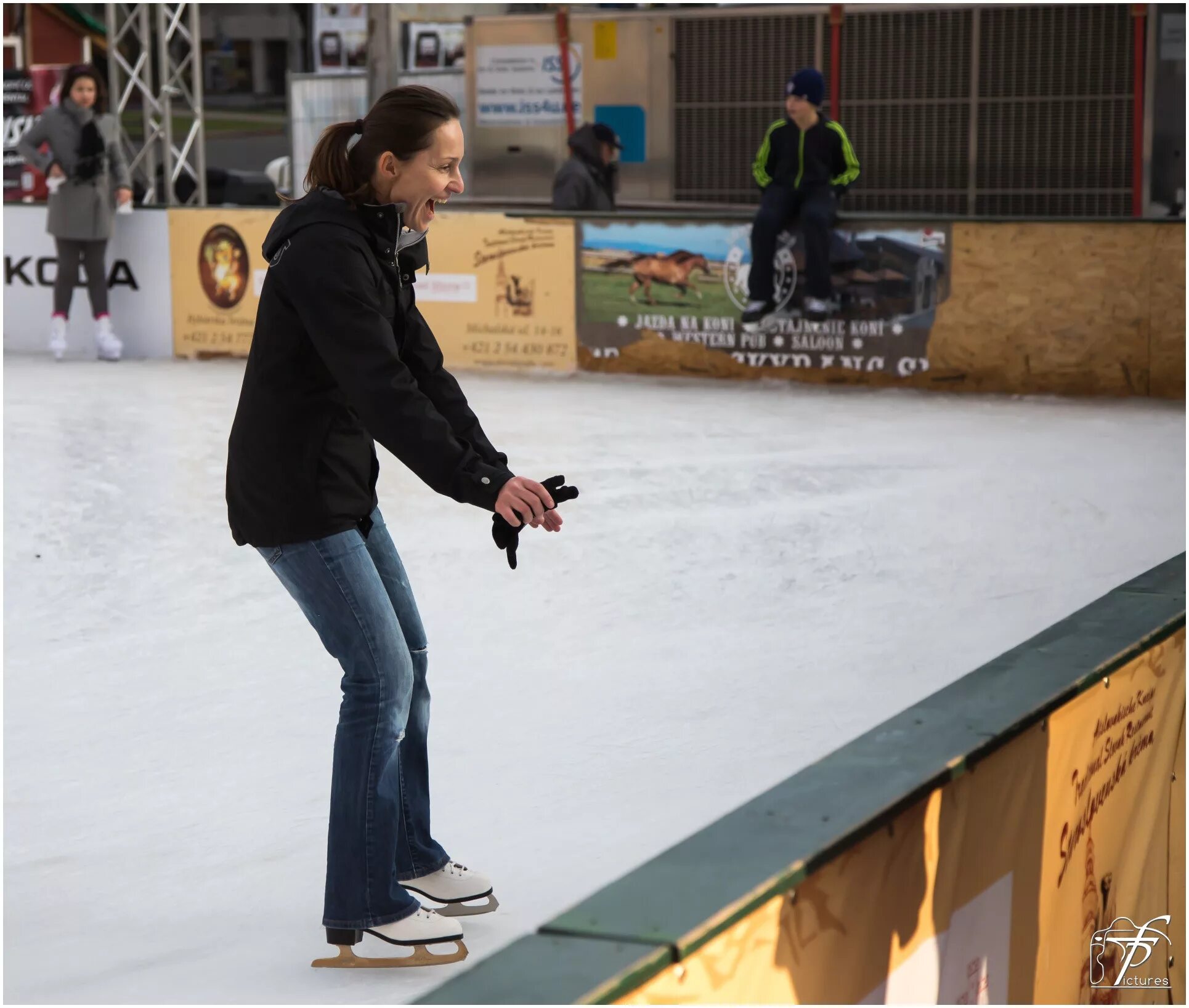 Катание на коньках. Skate кататься на коньках. Женщина катается на коньках. Каток коньки.