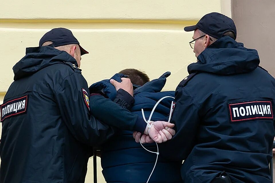 Полиция бандиты. Спецназ майами swat. Полицейский ловит преступника. Фотосессия бандиты и полиция. Полиция бандиты.