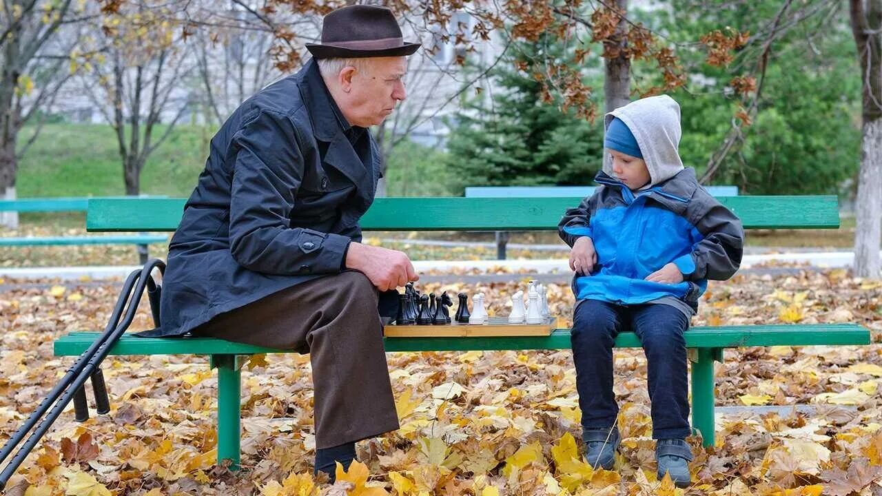 Дети на лавочке. Дедушка на скамейке. Пенсионеры на лавочке. Бабушка и дедушка на скамейке в парке. Дедушка дает деньги