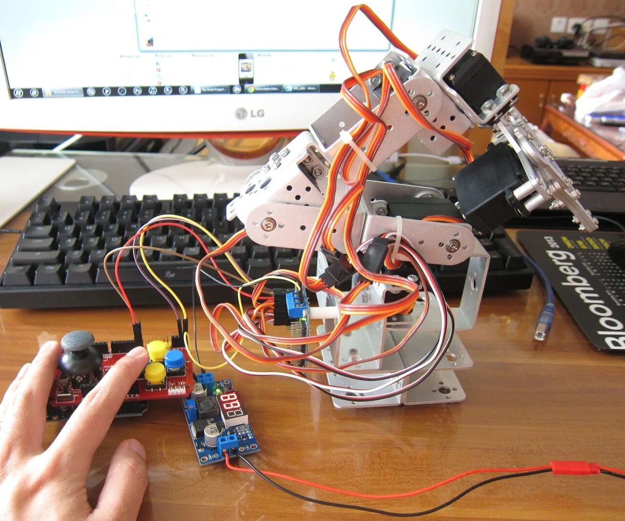 Сборка часов роботом. Робот ардуино микроконтроллеры. Робот манипулятор Arduino uno. Джойстик 5 Arduino. Робот на ардуино.