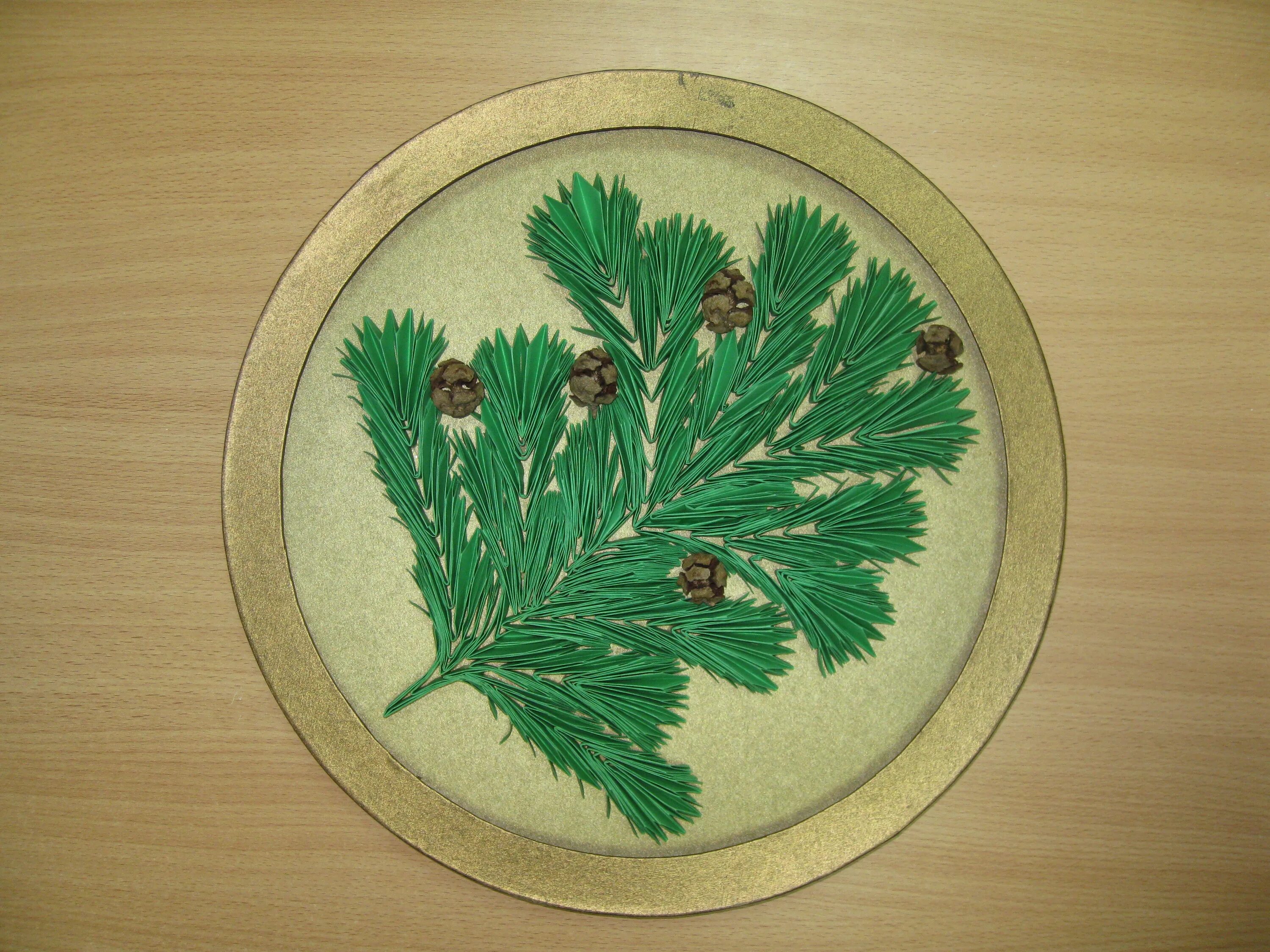 Украшение торта шишками. Торт с еловыми веточками. Еловая ветка из крема. Новогодние торты кремовые. Еловая веточка из крема на торт.