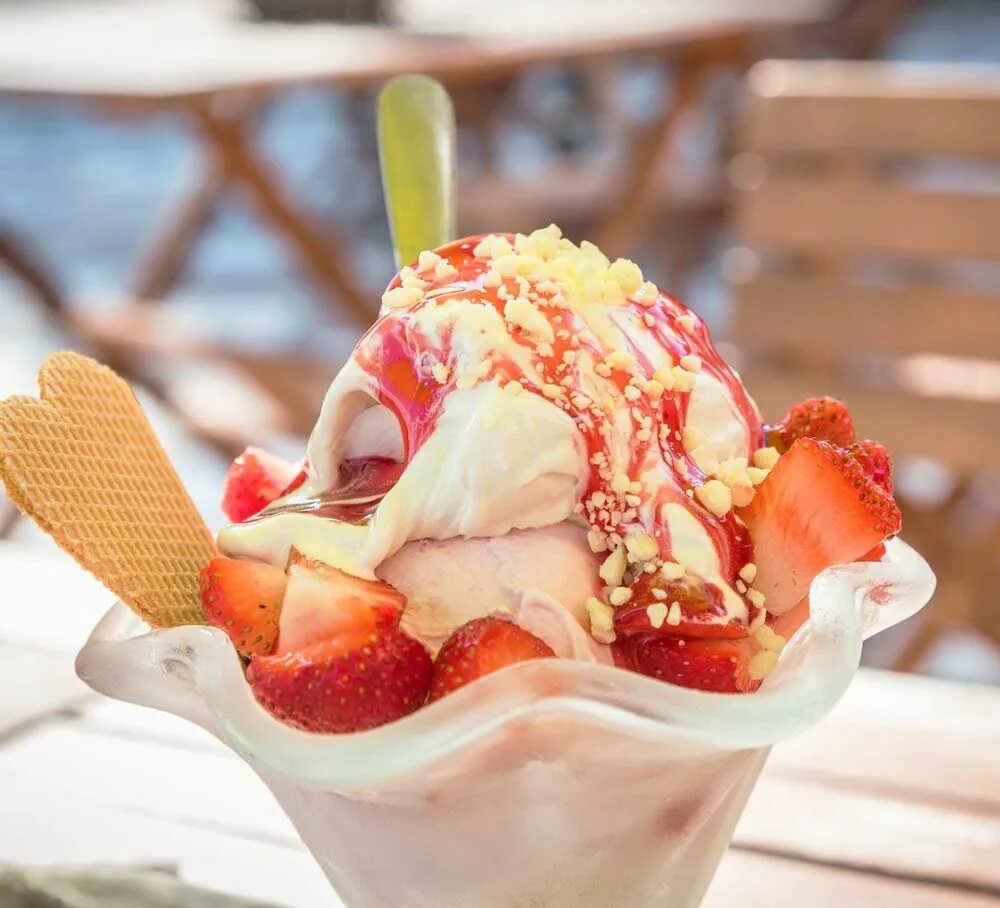 Красивые десерты. Мороженое. Мороженое. Мороженое красиво. Мороженое в вафельном рожке.
