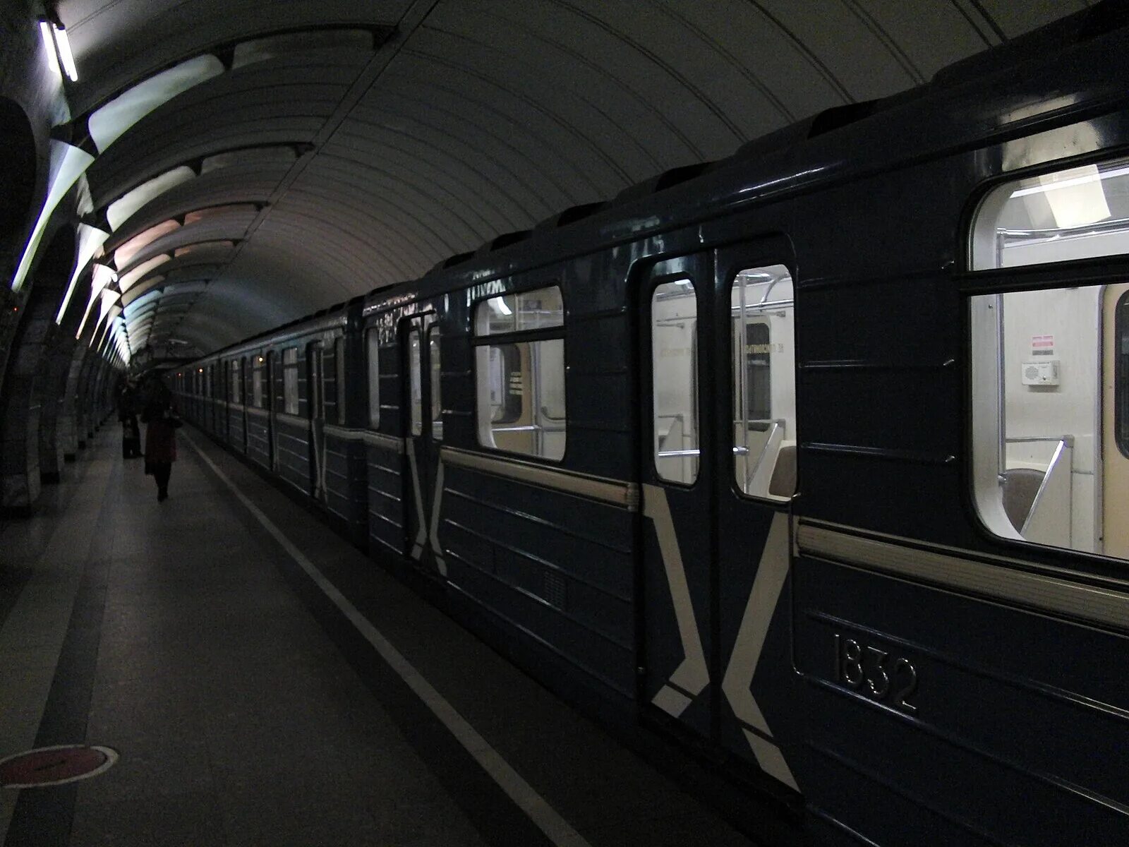 Торможения поездов метро. Метро новокузнецкая 81 717. 81-717 на арбатско-покровской линии. 81 717 москва замоскворецкая.