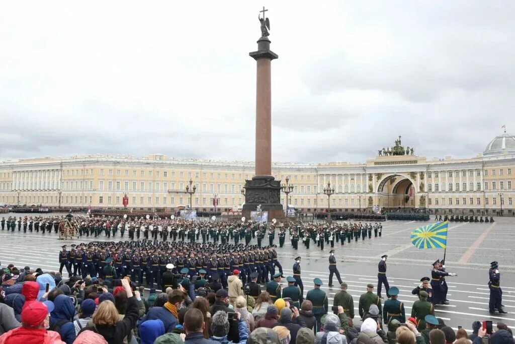 Какая сегодня санкт петербург. Парад Победы на Дворцовой площади 2021. Дворцовая площадь в Санкт-Петербурге 9 мая. Дворцовая площадь парад Победы. Парад Победы 2023 в Санкт-Петербурге.